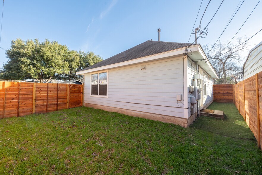 Building Photo - 2210 Holly St