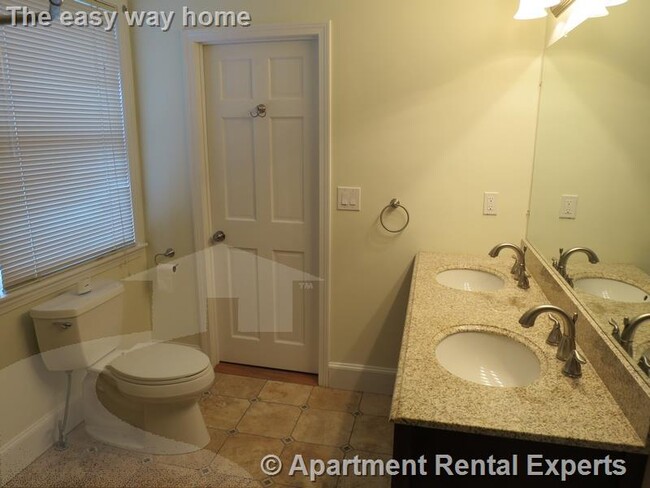 Building Photo - Union Square 2+ BR - 3 bathrooms! Single F...