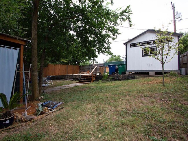 Building Photo - 1808 Maple Ave