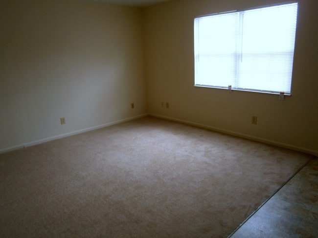 Building Photo - 458-480 Seville Rd