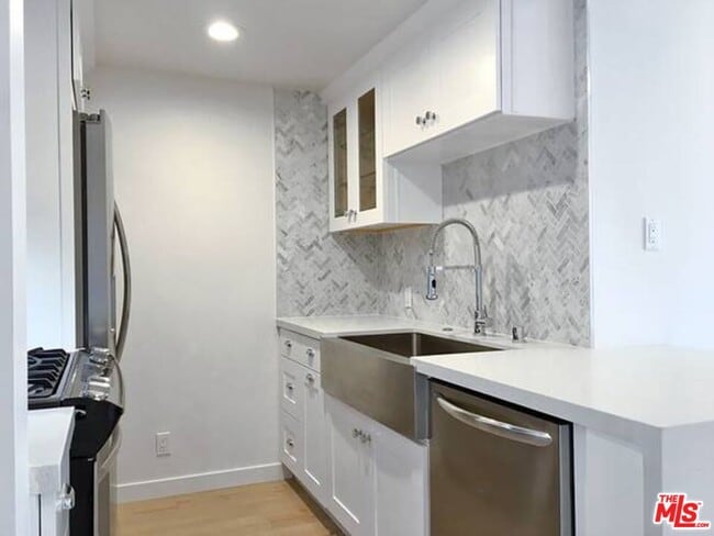 Building Photo - 301 S Swall Dr