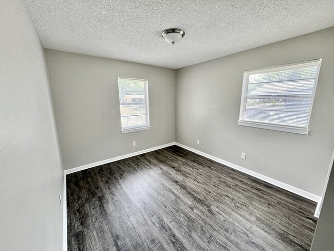 Building Photo - 3943 Maynard Dr