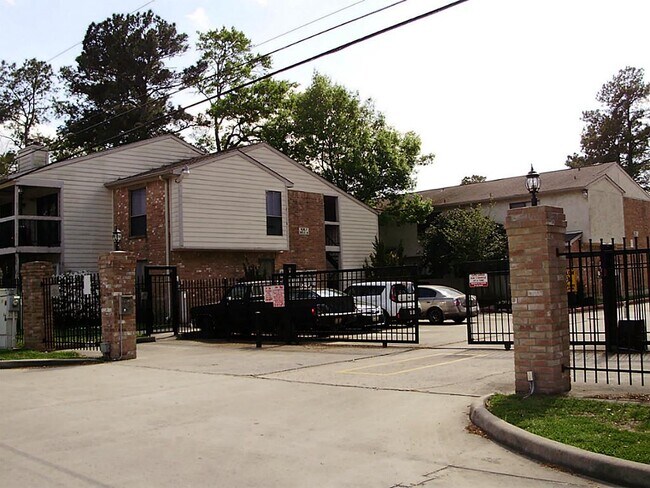 Building Photo - 17401 Red Oak Dr