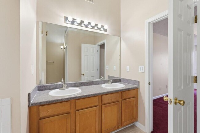 Building Photo - 589 Wren Walk