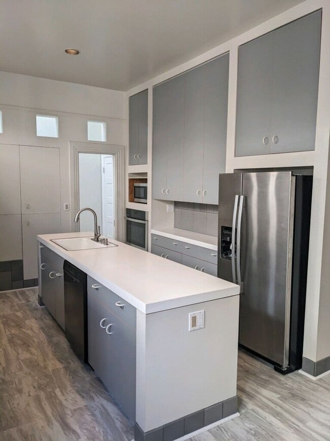 Building Photo - Spacious 4+ Bedroom House in Jordan Park with 2-Car Parking