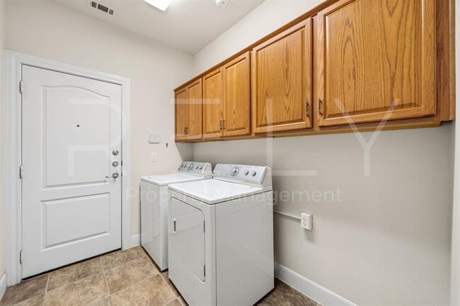 Building Photo - 808 Armstrong Dr