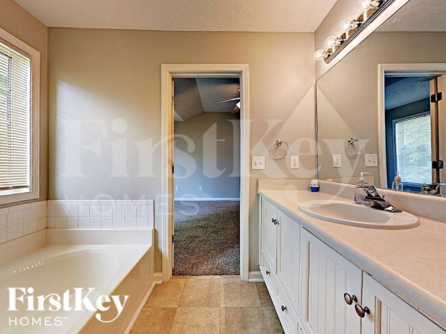 Building Photo - 328 Kellys Walk
