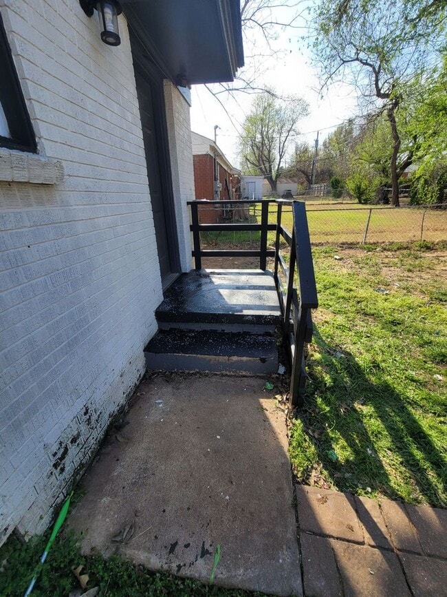 Building Photo - 555 E Harmon Dr