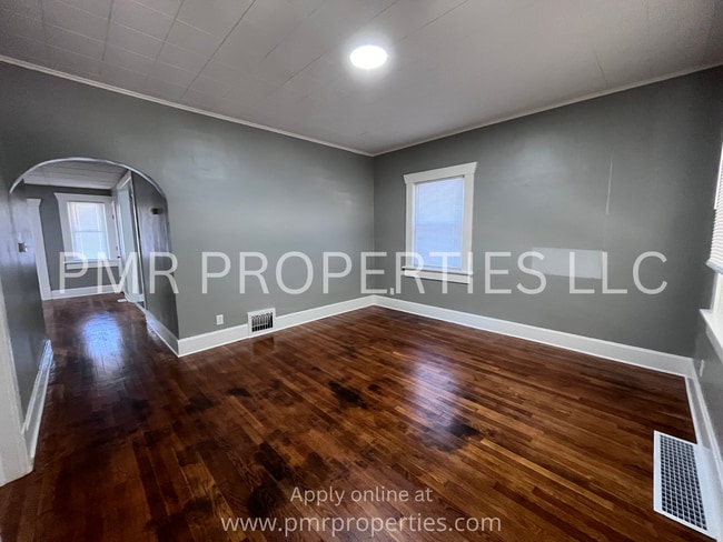 Building Photo - 2 Bedrooms / 1 Bathroom House