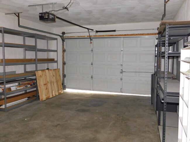 Building Photo - "Spacious 4-Bedroom Gem on Hughart Street with 2.5 Bathrooms and 2108 Sq. Ft. of Comfort!"