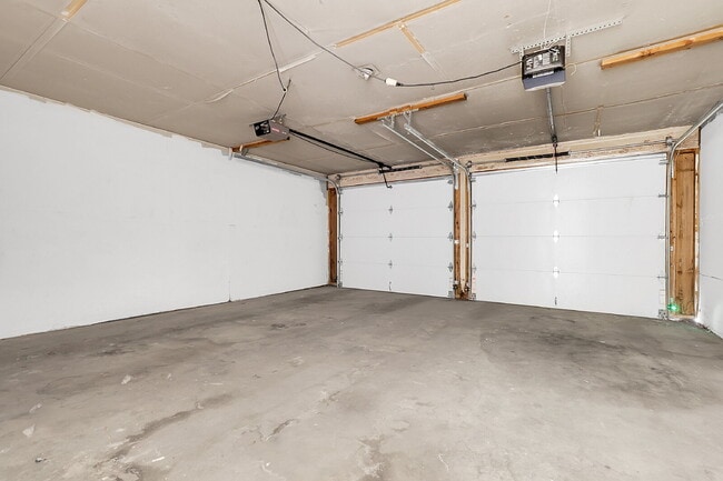 Building Photo - $1,995.00, 3 bed, 1.5 bath, located in Aur...