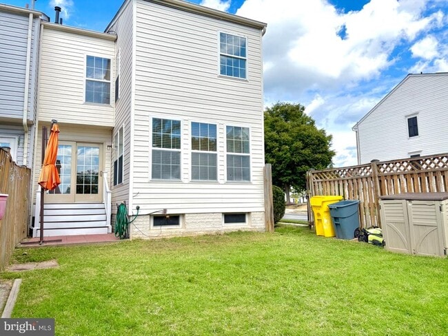 Building Photo - 8720 Thornbrook Dr