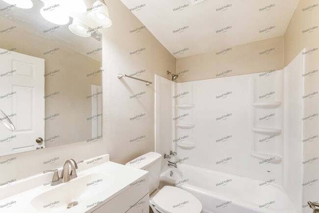 Building Photo - 860 St Anthony Ln