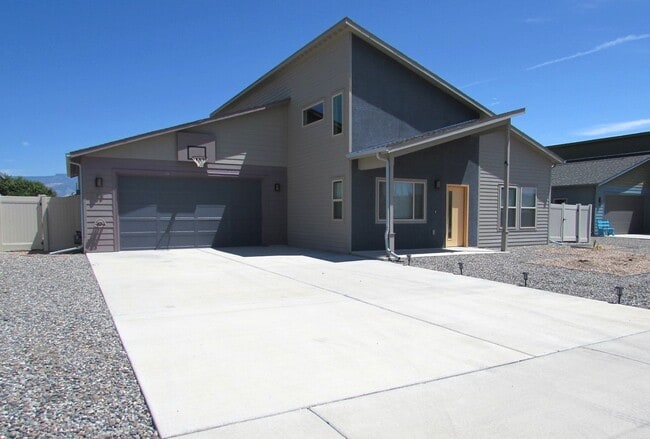 Building Photo - MOVE IN SPECIAL: $300 off the first full month of rent!
