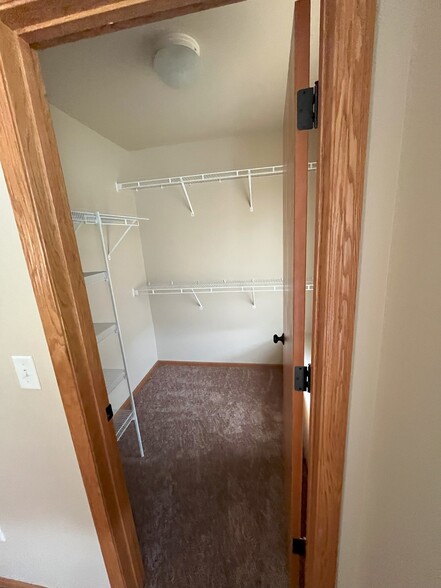 Mbr closet - 1480 Palisades Dr