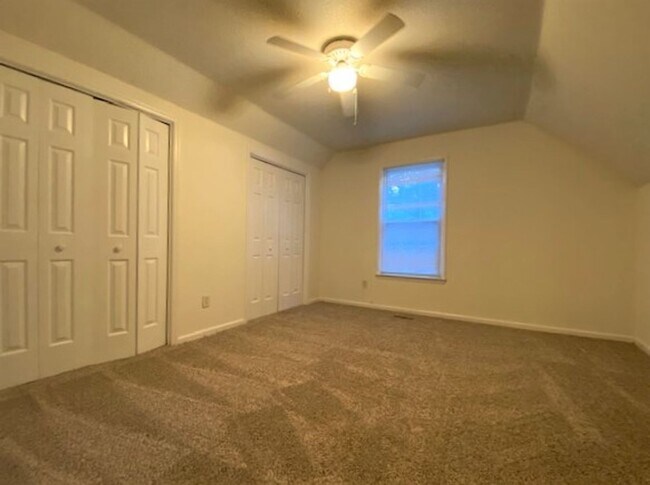 Building Photo - 3 bed, 2 bath 1 1/2 story - East Charlotte...