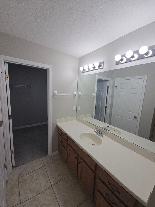 Building Photo - Modern 3 Bedroom 2.5 Bath in Gibsonton (**...