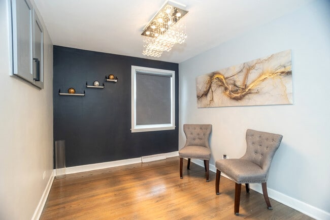 Building Photo - 9945 Sunnyside Ave