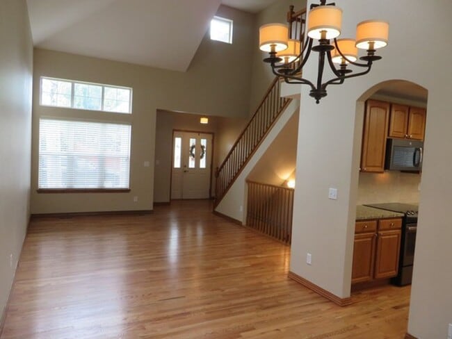 Building Photo - Spacious 5 bedroom home in Hunters Glen