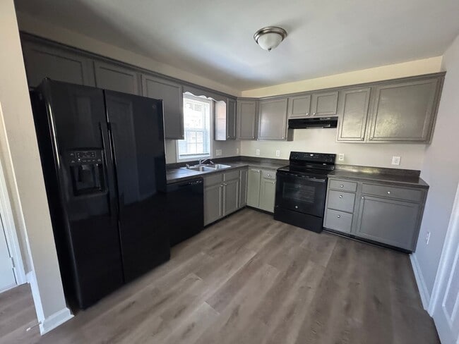Building Photo - Wonderful open floor plan. New carpet.