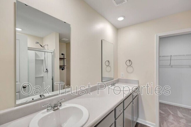 Building Photo - 703 Hilchot Dr