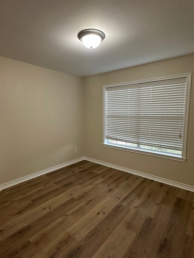 Building Photo - 9000 Eastwood Ave