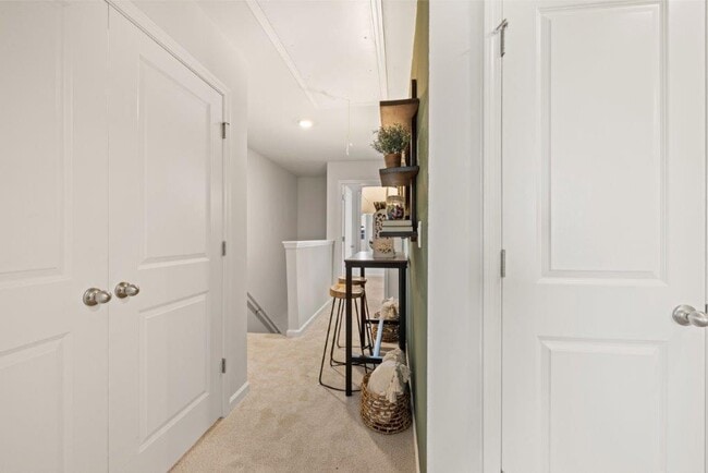 Building Photo - 811 Grovebury Ct