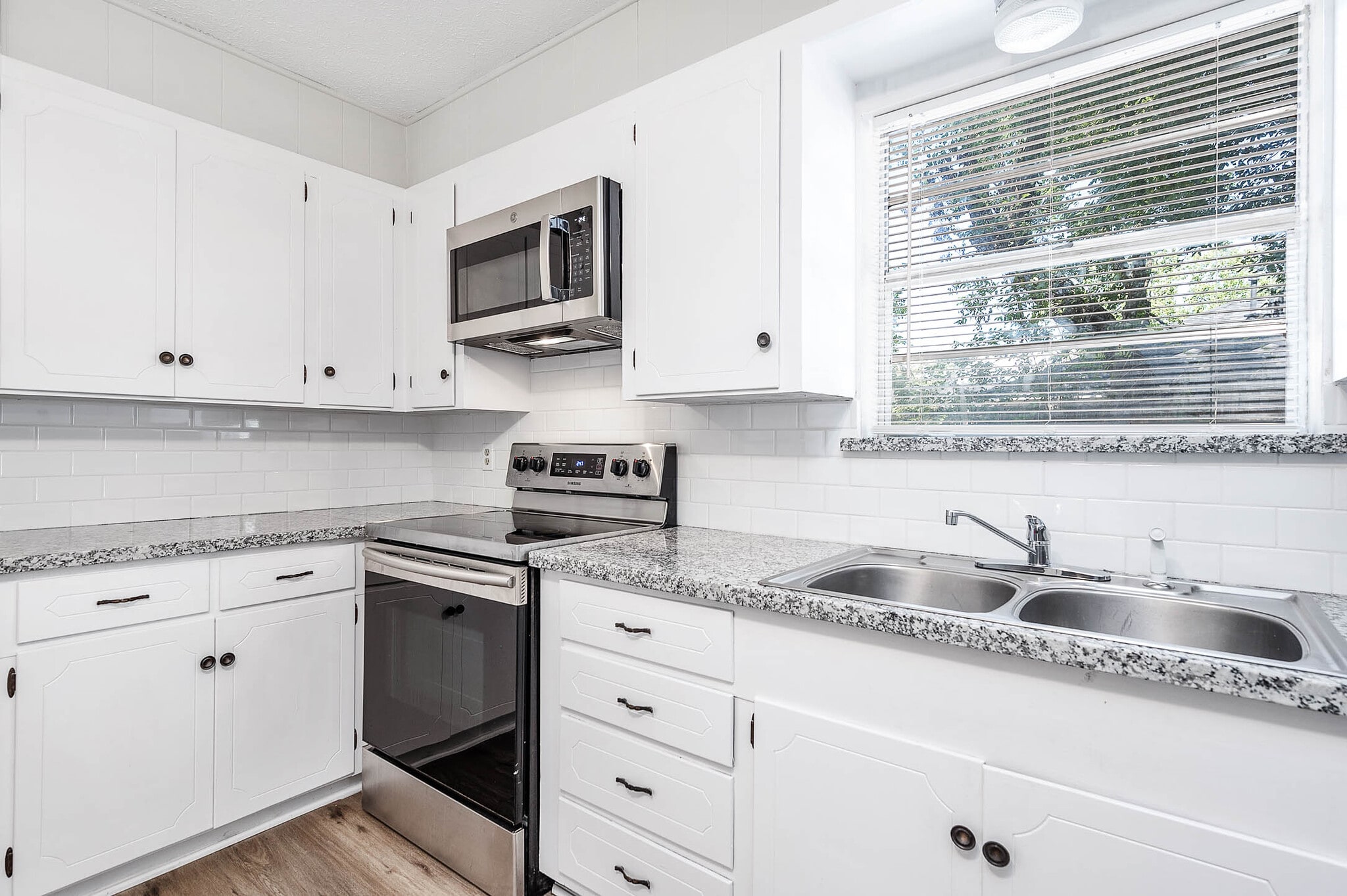 Kitchen - 4111 Victoria Ave