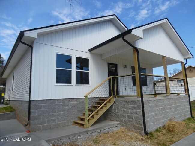 Building Photo - 3615 Lyle Ave