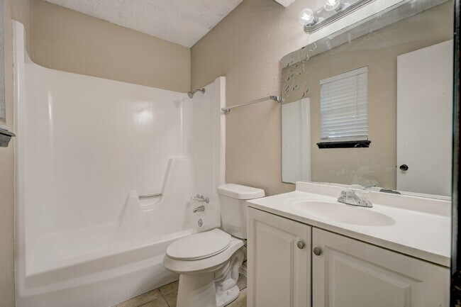 Building Photo - 3 Bed, 2 Bath Duplex in Midwest City, Ok 73110