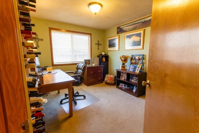 Building Photo - MODERN COMFORT & OPEN LAYOUT 3 BEDROOM SIN...