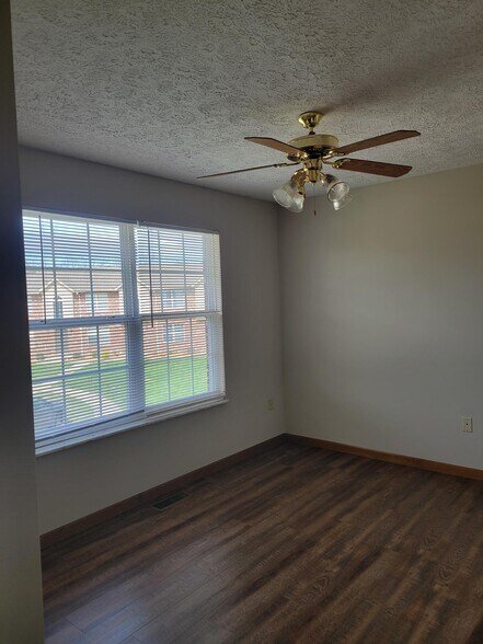 Building Photo - 604 Parkside Commons Ct