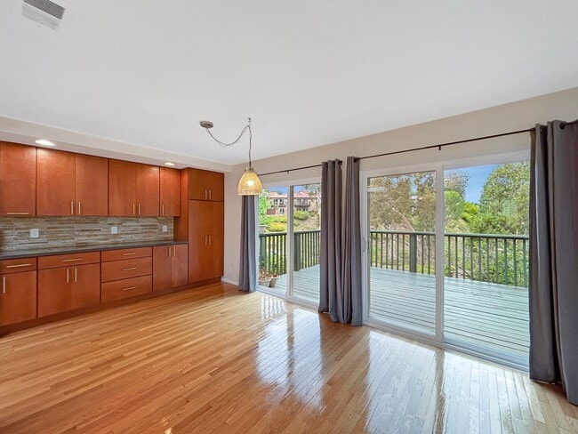 Building Photo - Beautiful 3BD/3BA Townhouse in Fashion Val...