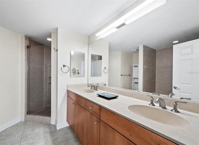 Building Photo - 800 N Tamiami Trl