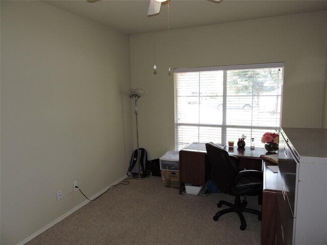Building Photo - 912 Washburn Dr