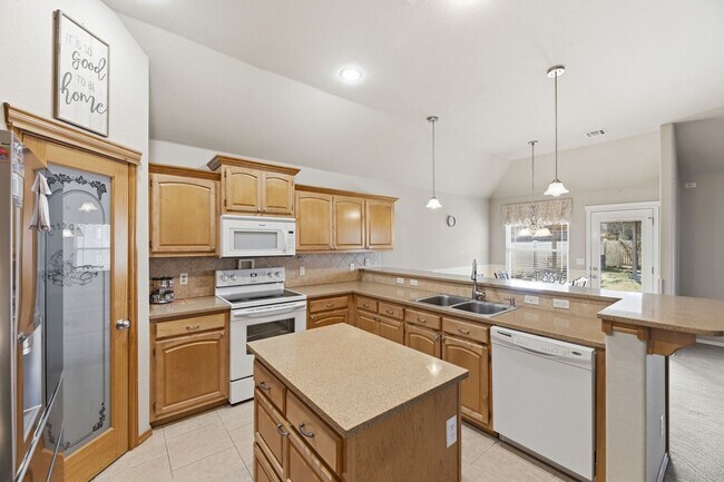 Building Photo - Move-in ready 3 Bed, 2.5 Bath, 3 Car, BA Schools