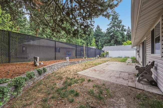 Building Photo - Beautifully Updated 3-Bedroom Rambler with Open Floor Plan & Private Fenced Yard