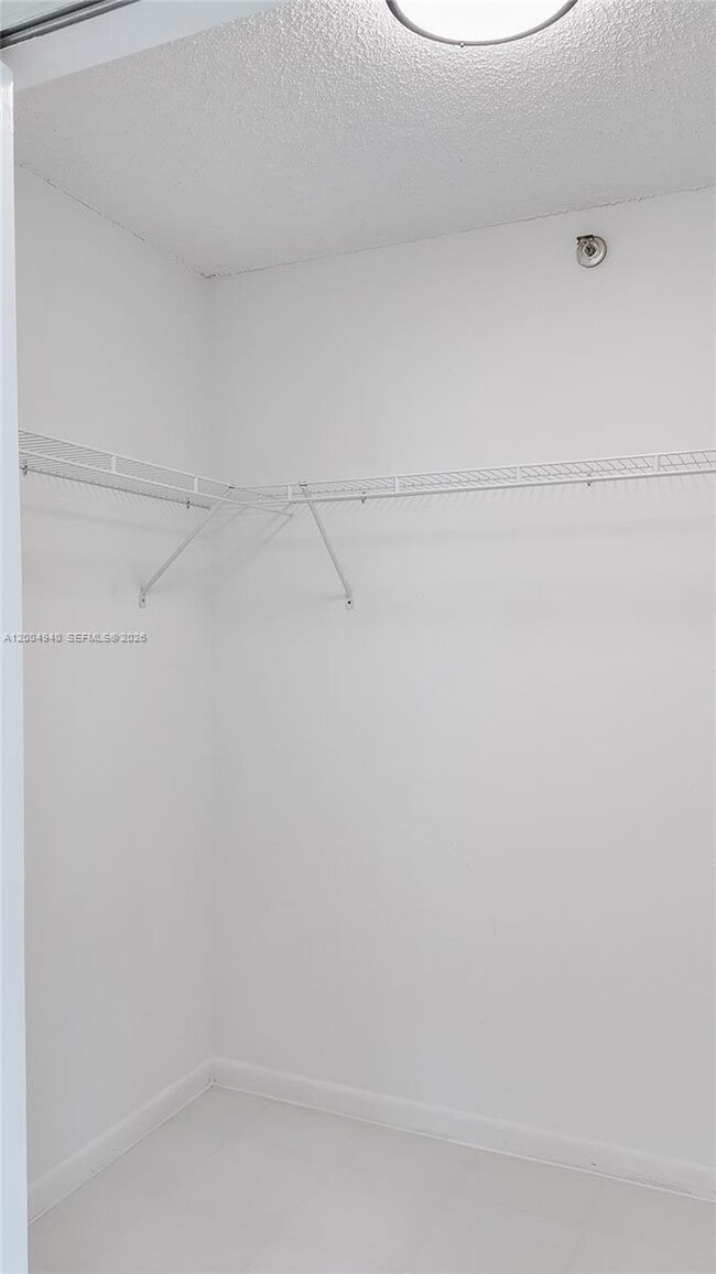 Building Photo - 1700 NW N River Dr