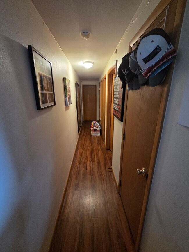 Building Photo - Available August! - 2 Bed 1 Bath Apartment