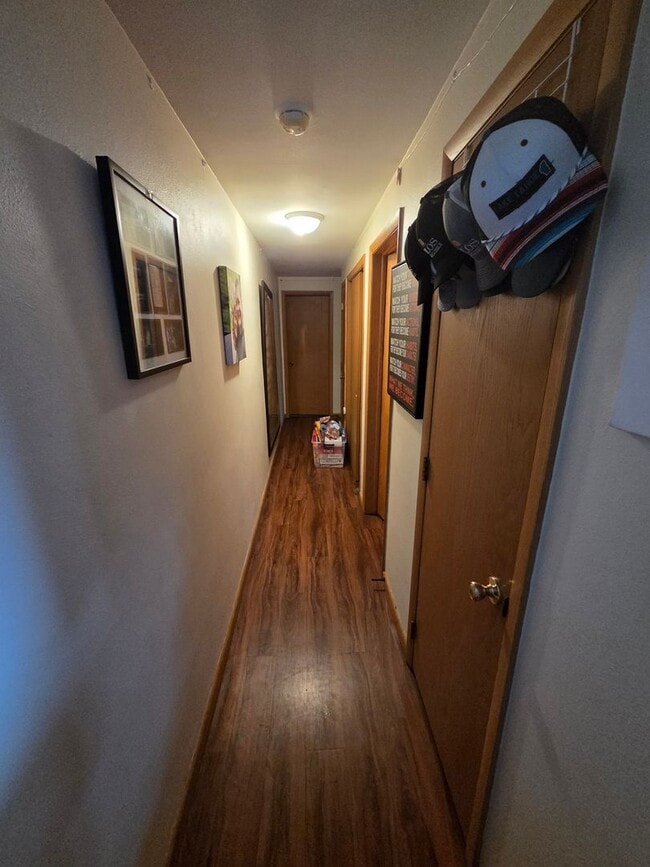 Building Photo - Available August 6! - 2 Bed 1 Bath Apartment