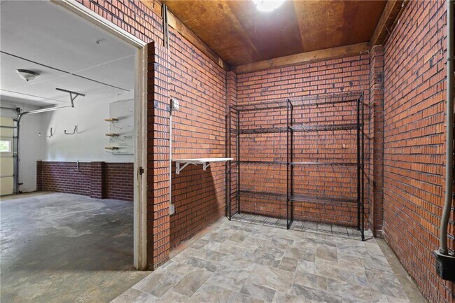 Building Photo - 2311 Robin Ln SE