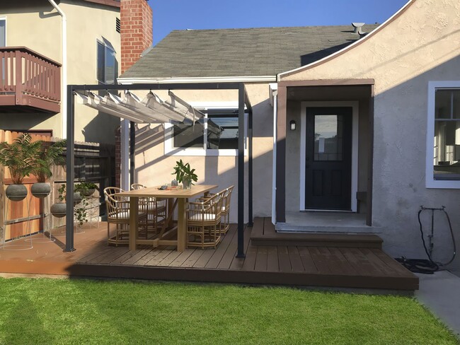 Building Photo - Lovely detached back house w/ 2car garage