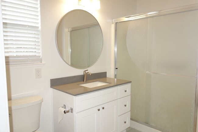 Building Photo - Charming 2 Bedroom in Heart of Downtown