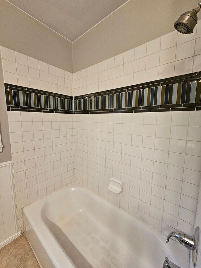 Building Photo - Virginia Village 4 Bed 3 Baths Large Yard Attached Garage Super Spacious!