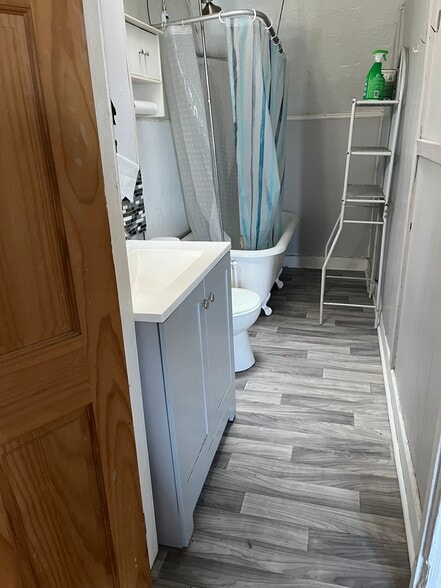 bathroom - 8022 Frankford Ave