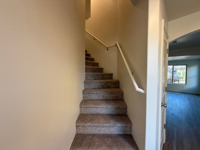 Building Photo - Remodeled Bluffview Townhome