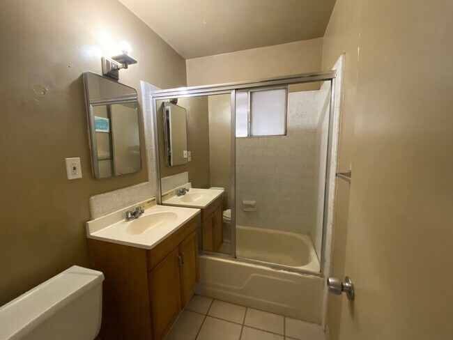 Building Photo - 210 E Harding Ave