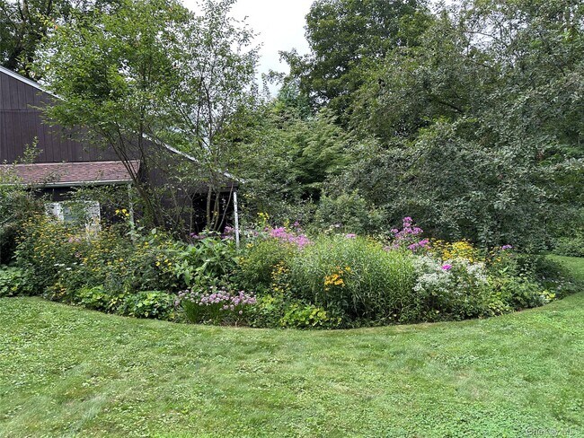 Building Photo - 8 Sunset Dr