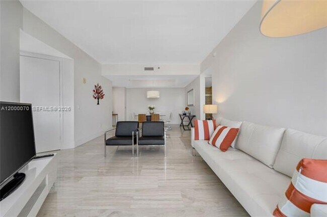 Building Photo - 16001 Collins Ave