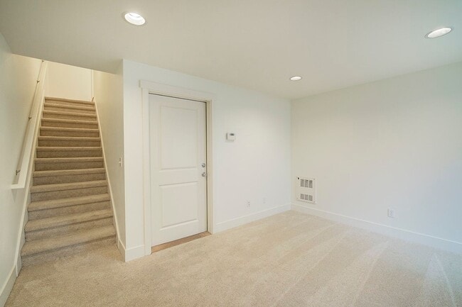 Building Photo - 2Bd/1.5Ba Seattle Townhouse